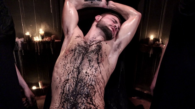 2. Download full pics of Misa negra (edición gay) from nudz.com