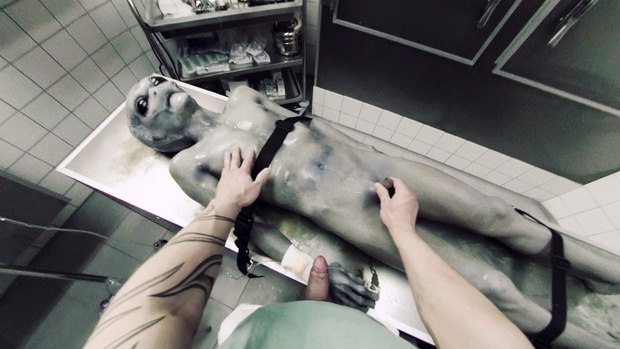 2. Download full pics of The UFO from Roswell from gayxvirtual.com