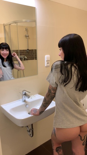 1. Download full pics of Die nymphomanische Charlotte Sartre von Glamino.com from glaminogirls.com