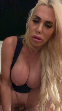 Glamino Girls: Playboy star likes to fuck in public