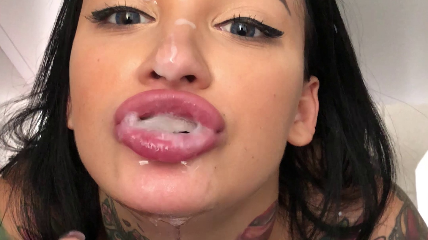 Blowjob in the public toilet