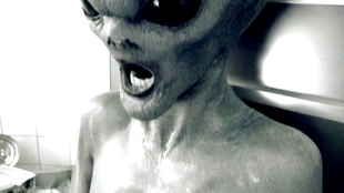 3. Download full pics of Roswell UFO from horrorporn.com