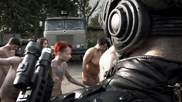 2. Download full pics of 外星人入侵者 from horrorporn.com