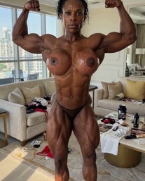 Negra Musculosa Exibe Peitões Nus