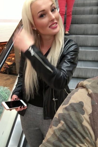 Hårdt pikridt - hoppende blondine giver den hele armen!