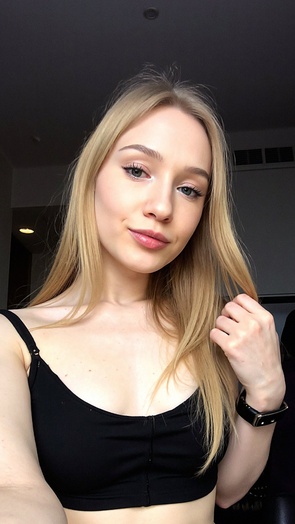 2. Download full pics of Sofia (22) from liveflirt.com