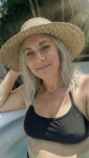 1. Download full pics of Martha (57) from liveflirt.com