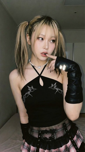 1. Download full pics of Yuki (20) from liveflirt.com