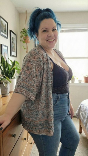 1. Download full pics of Clara (35) from liveflirt.com