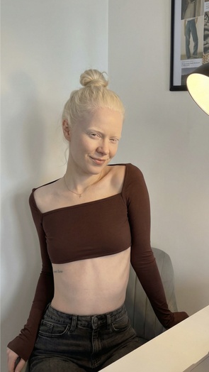 1. Download full pics of Elin (26) from liveflirt.com