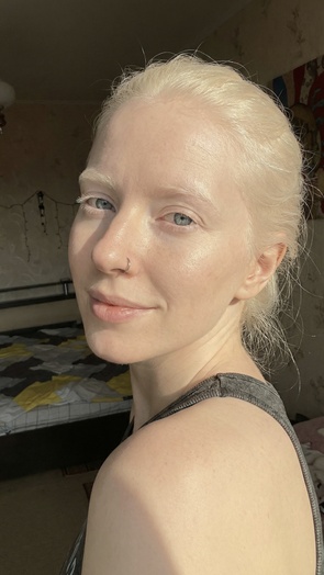 2. Download full pics of Elin (26) from liveflirt.com