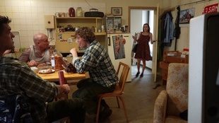 2. Download full pics of Lille steddatter delt med kammerater from monstercockgang.com