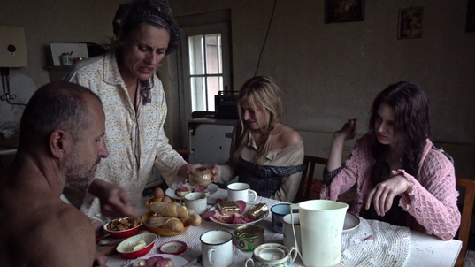 7. Download full pics of Nečekaná snídaně from perversefamily.com