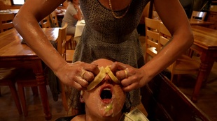 3. Download full pics of Mangia tutto quello che puoi from perversefamily.com