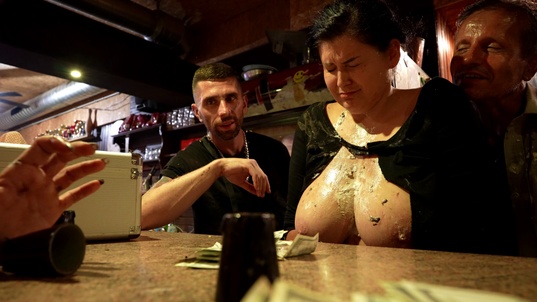 7. Download full pics of Boule de bowling dans le vagin from goperv.com