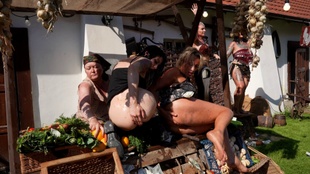 3. Download full pics of Penetrazione vegetariana estrema from perversefamily.com