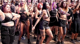 1. Download full pics of segundo día del festival Más grande y mejor from perversefamily.com