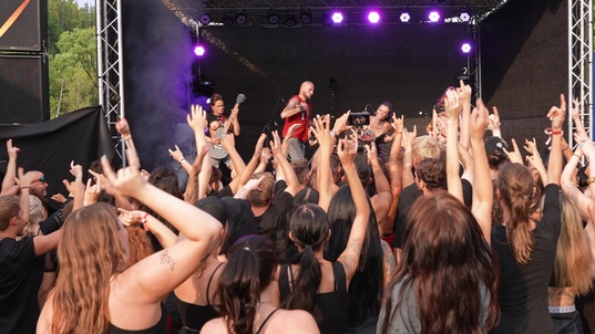 2. Download full pics of Sex During the Concert from goperv.com