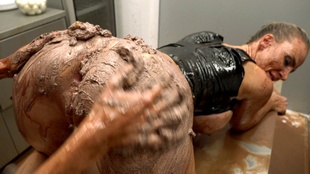 1. Download full pics of Nathaly Cherie spritzt Essen aus ihrem After from powerfetish.com