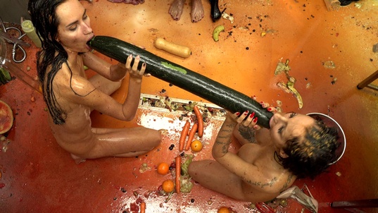 2. Download full pics of Enormes aberturas anais from powerfetish.com