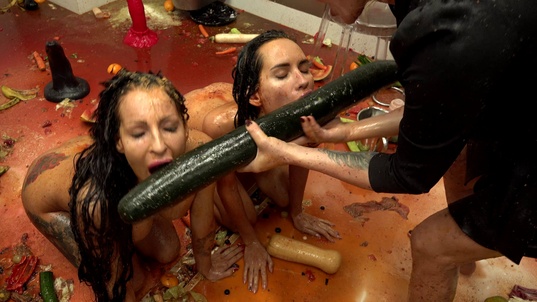 4. Download full pics of Enormes aberturas anais from powerfetish.com