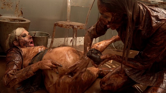 1. Download full pics of ヴェネラ・マキシマはハイヒールから小便を漏らす from goperv.com