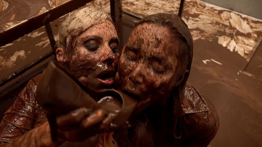 12. Download full pics of ヴェネラ・マキシマはハイヒールから小便を漏らす from goperv.com