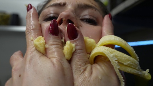 1. Download full pics of Serina goûte son propre cul from goperv.com