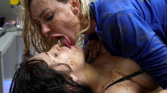 3. Download full pics of Elen Million's double prolapse from goperv.com