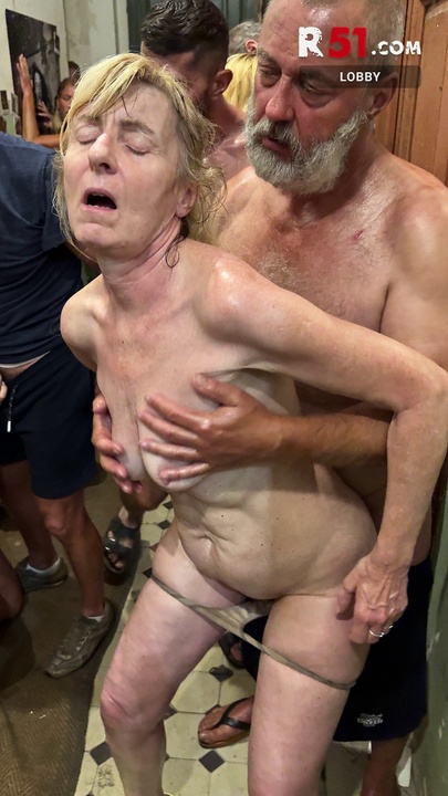 Жалаңаш қыз және әдемі фигуралар