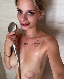 Selfie Fetish: Saggy tits & sneaky nozzle play 🚿💦