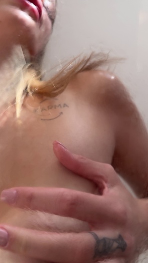 4. Download full pics of Zapomněla jsem, co jsem dělala, ale moje prsa vypadala roztomile, takže 😋 from goperv.com