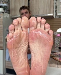 Selfie Fetish: Freshly washed, ready to be worshipped 🦶
