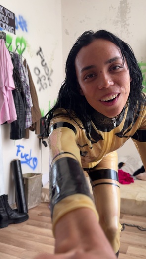 1. Download full pics of ラテックスの痴女、任務に就くぜ 🧽 from selfiefetish.com