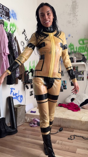 2. Download full pics of ラテックスの痴女、任務に就くぜ 🧽 from selfiefetish.com