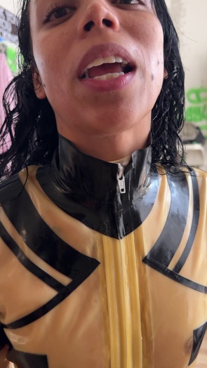 3. Download full pics of ラテックスの痴女、任務に就くぜ 🧽 from selfiefetish.com