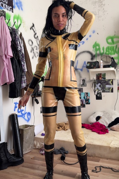 Latex slut reporting for duty 🧽