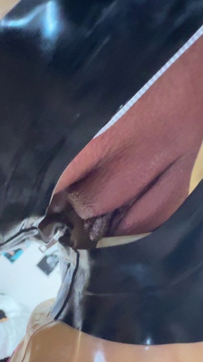 3. Download full pics of Kan du se mine skamlæber, eller skal jeg sprede dem mere? 👅 from selfiefetish.com