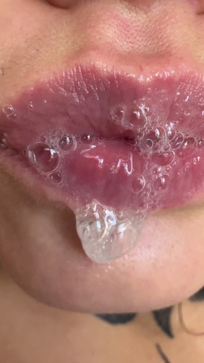 2. Download full pics of Drippin' and juicin' 💧💧💧 from selfiefetish.com