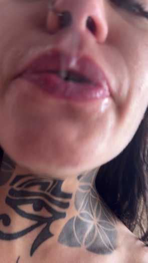 2. Download full pics of 吐痰女王 from selfiefetish.com