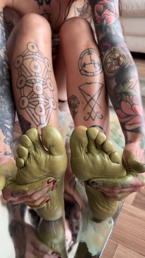 5. Download full pics of Green toes 👽 from selfiefetish.com