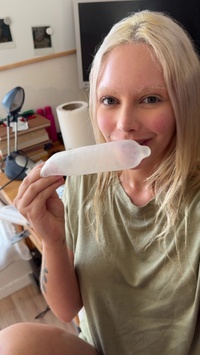 Selfie Fetish: 绿衬衫，先戴上避孕套，然后我的洞洞都嫉妒了 💦