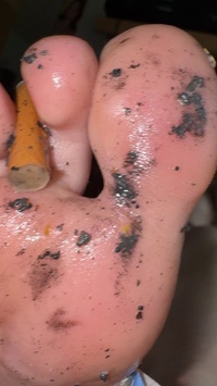 Selfie Fetish: Ash-covered soles and cig ends, don’t act clean 🍀