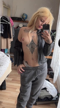 Selfie Fetish: leather open, mirror dirty, hole getting greedy 🐽