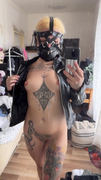 Selfie Fetish: Coloca a focinheira, abre o couro, me morde depois 🖤