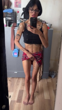 Selfie Fetish: snavset spejl, ternet nederdel, fødderne er allerede ude 🍪