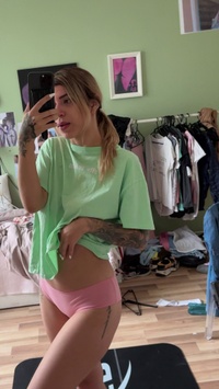 Selfie Fetish: Caught you staring at my mint tee, then the hole 🐷