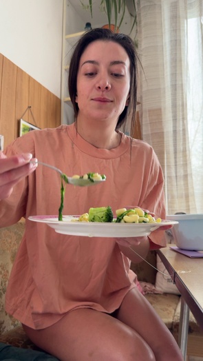 6. Download full pics of Una grande ciotola, niente pantaloni e un sorrisetto affamato 🥦 from selfiefetish.com