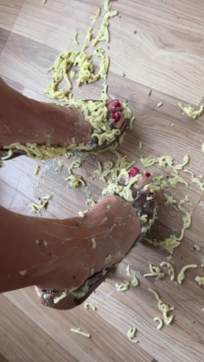 6. Download full pics of floor lunch, bare feet, no plate 😈 from selfiefetish.com