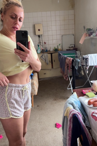 Gul trøje, korte shorts, kig på pissetøsen